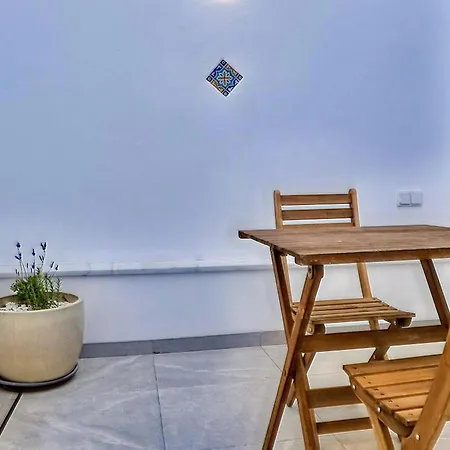 Inviting With Balcony 加的斯